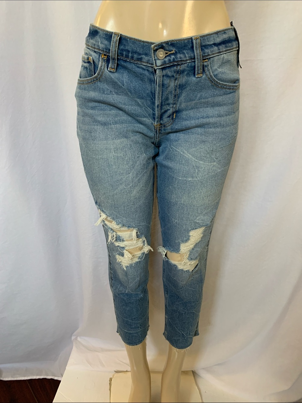 Hollister Women’s Jeans Low-Rise Light Wash Crop Boyfriend Size 5R Distressed